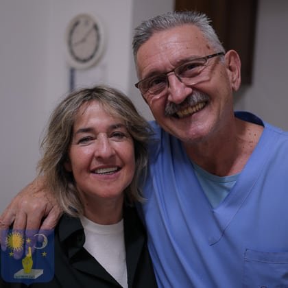 Dr Genchev avec une patiente pour implant dentaire basal