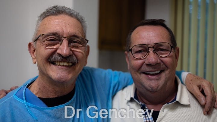 Dr Genchev avec patient fumeur pour implant basal