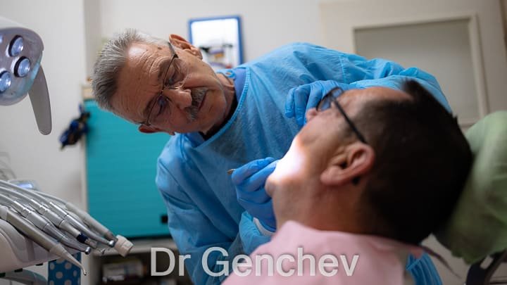 Dr Genchev pose un implant dentaire basal a un patient diabetique
