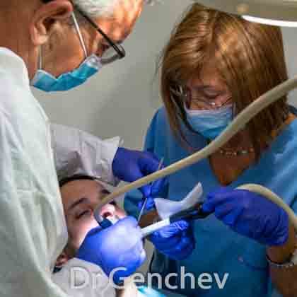 Dr Genchev pose un implant dentaire basal avec son epouse
