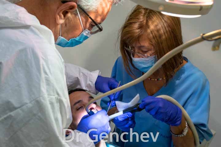 Dr Genchev et assisitante pose un implant dentaire basal
