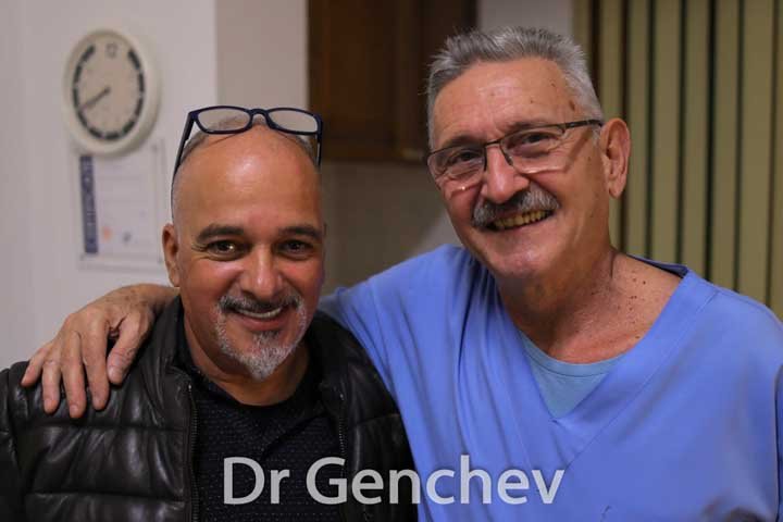 Dr Genchev avec un patient apres implantation dentaire basale